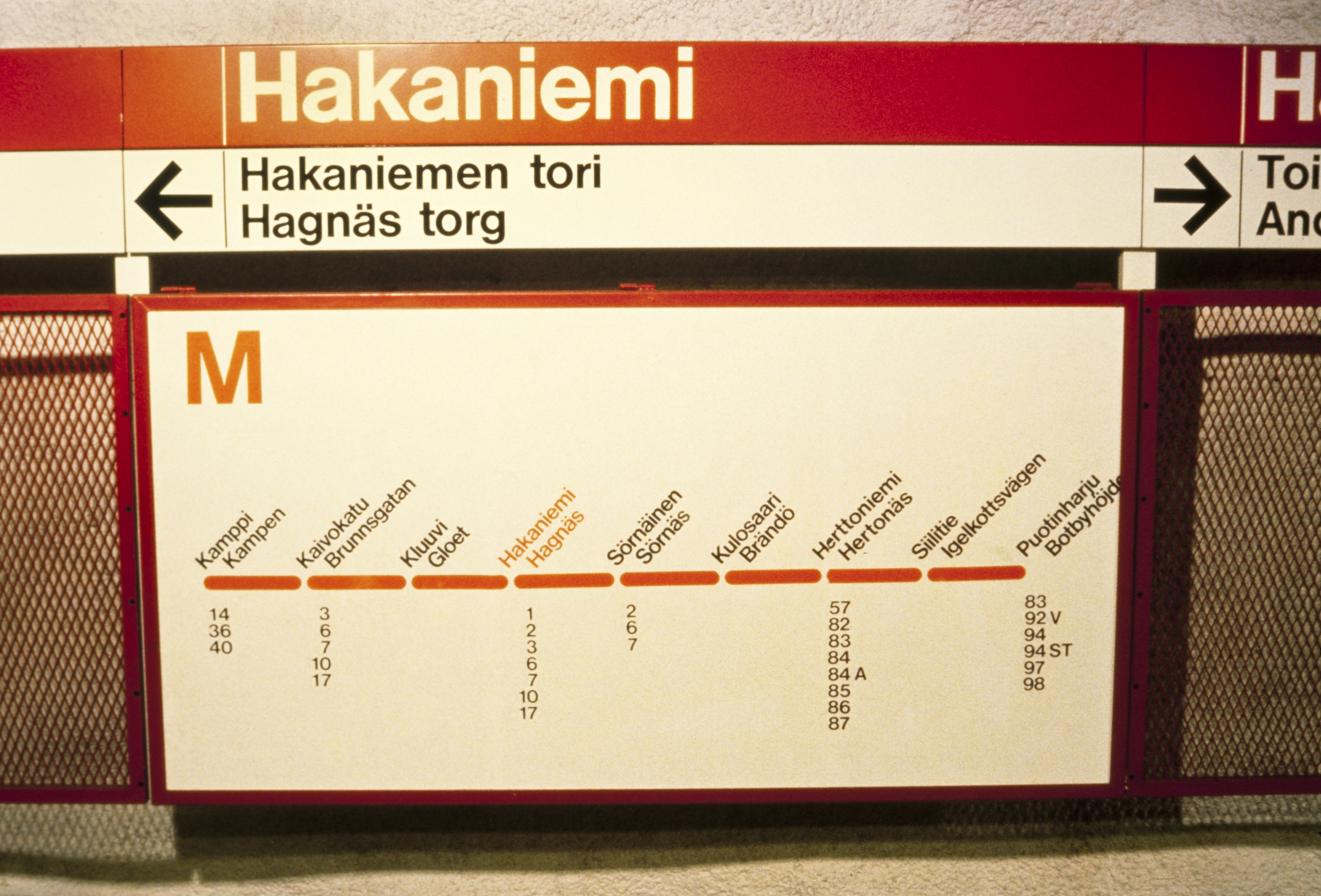 File:Metrojuna Hakaniemen metroasemalla - DHKL-145 -   - Wikimedia Commons