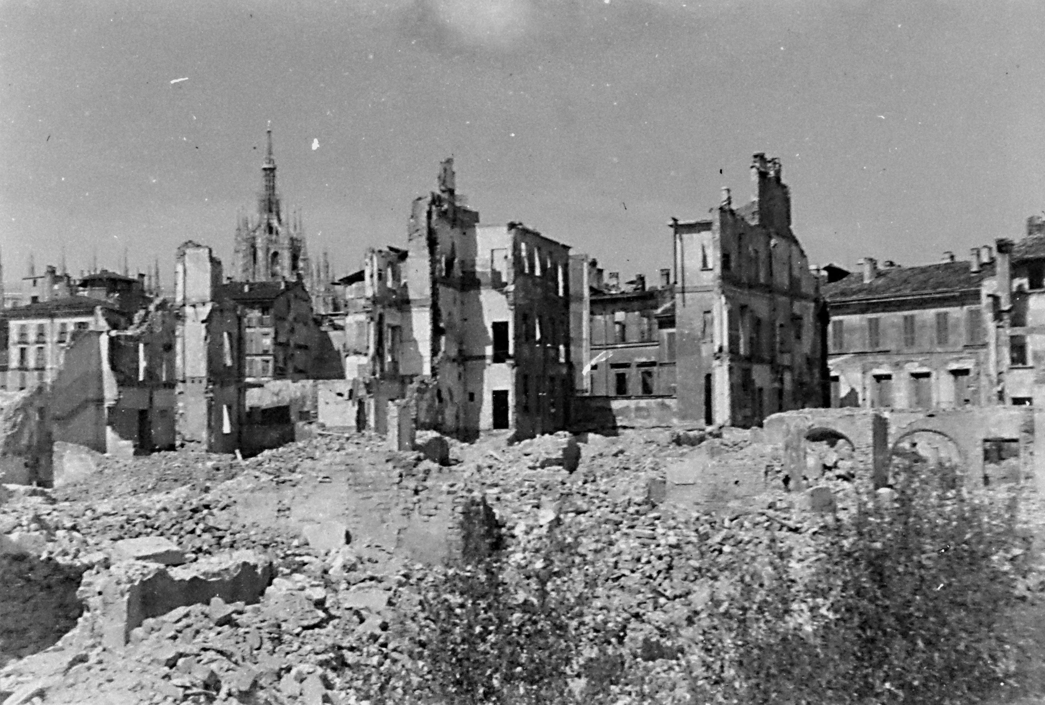 Risultati immagini per MILANO 1943 BOMBARDAMENTI --FOTO ?