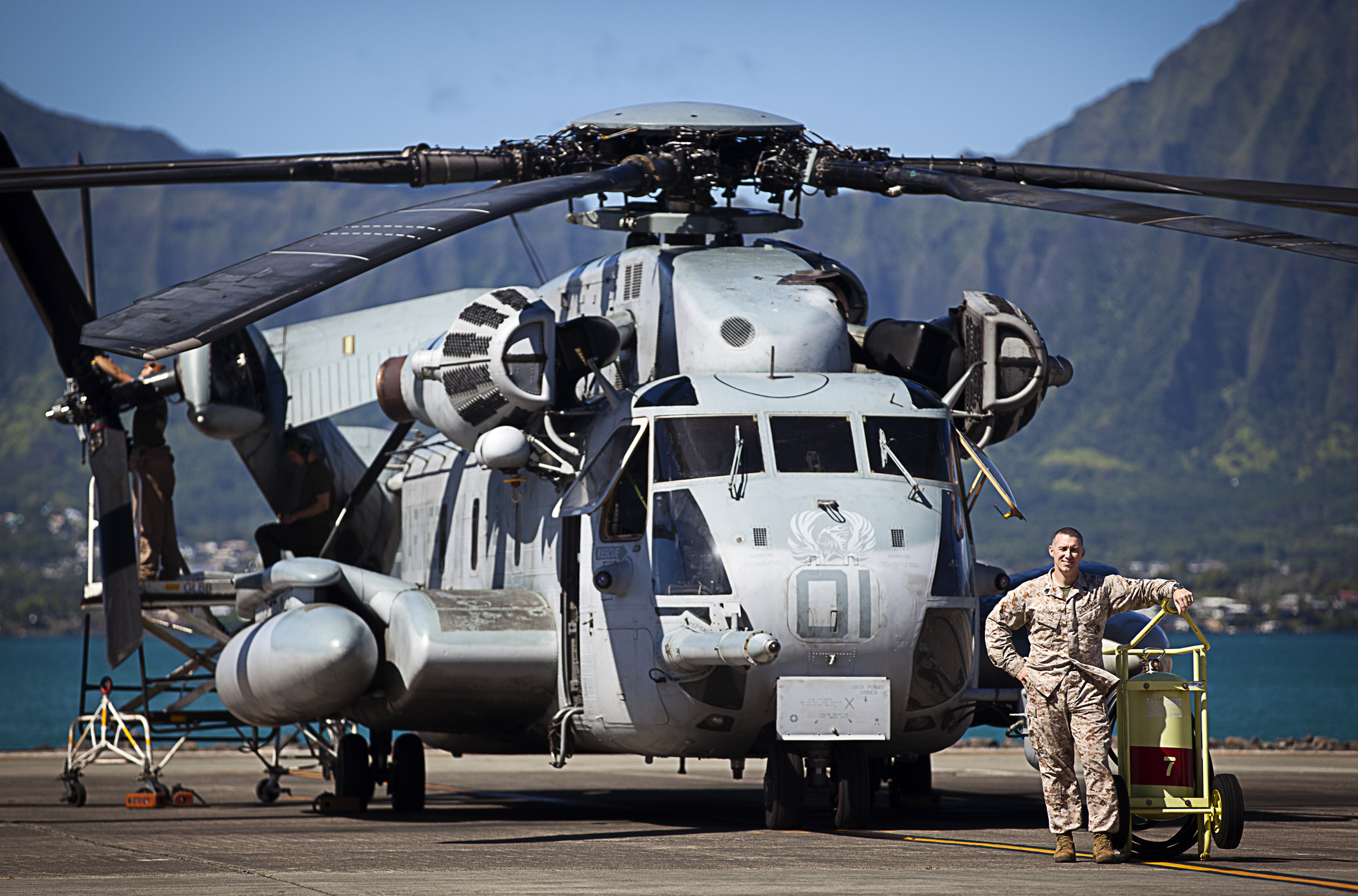 File:Sikorsky CH-53E (USMC) 002b.jpg - Wikimedia Commons