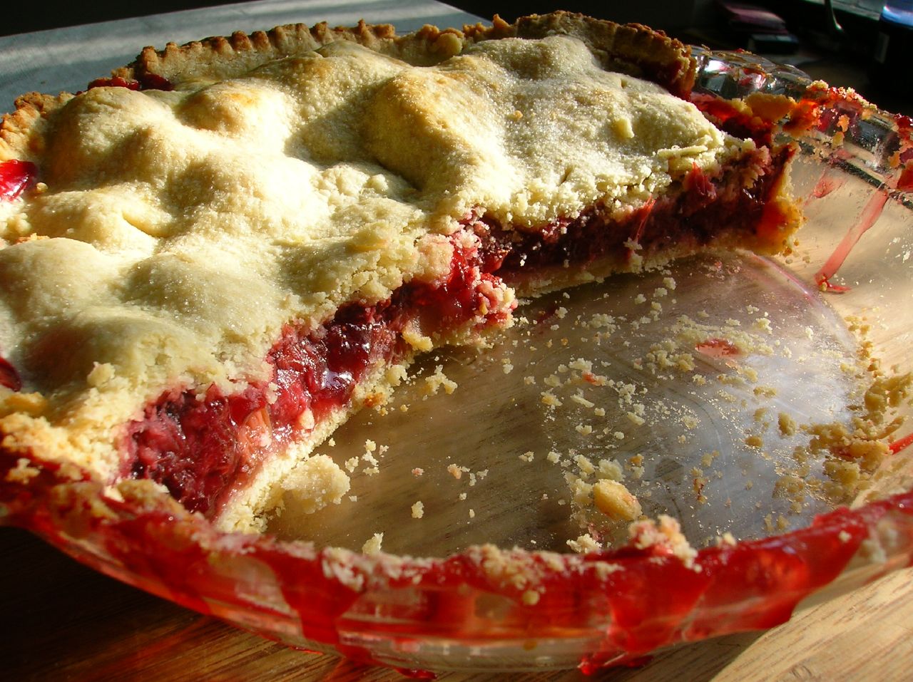 https://upload.wikimedia.org/wikipedia/commons/4/41/Strawberry_Rhubarb_Pie2.jpg