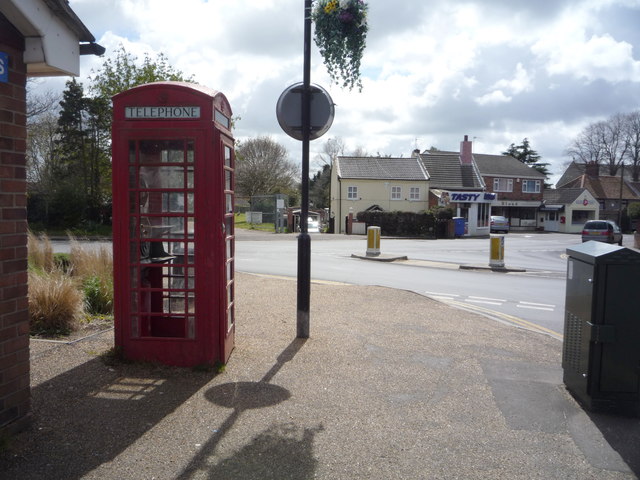 Telephone box, Hemsby - geograph.org.uk - 4940810