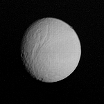 Tethys fotografiert von Voyager 1 aus 1,2 Millionen km Entfernung