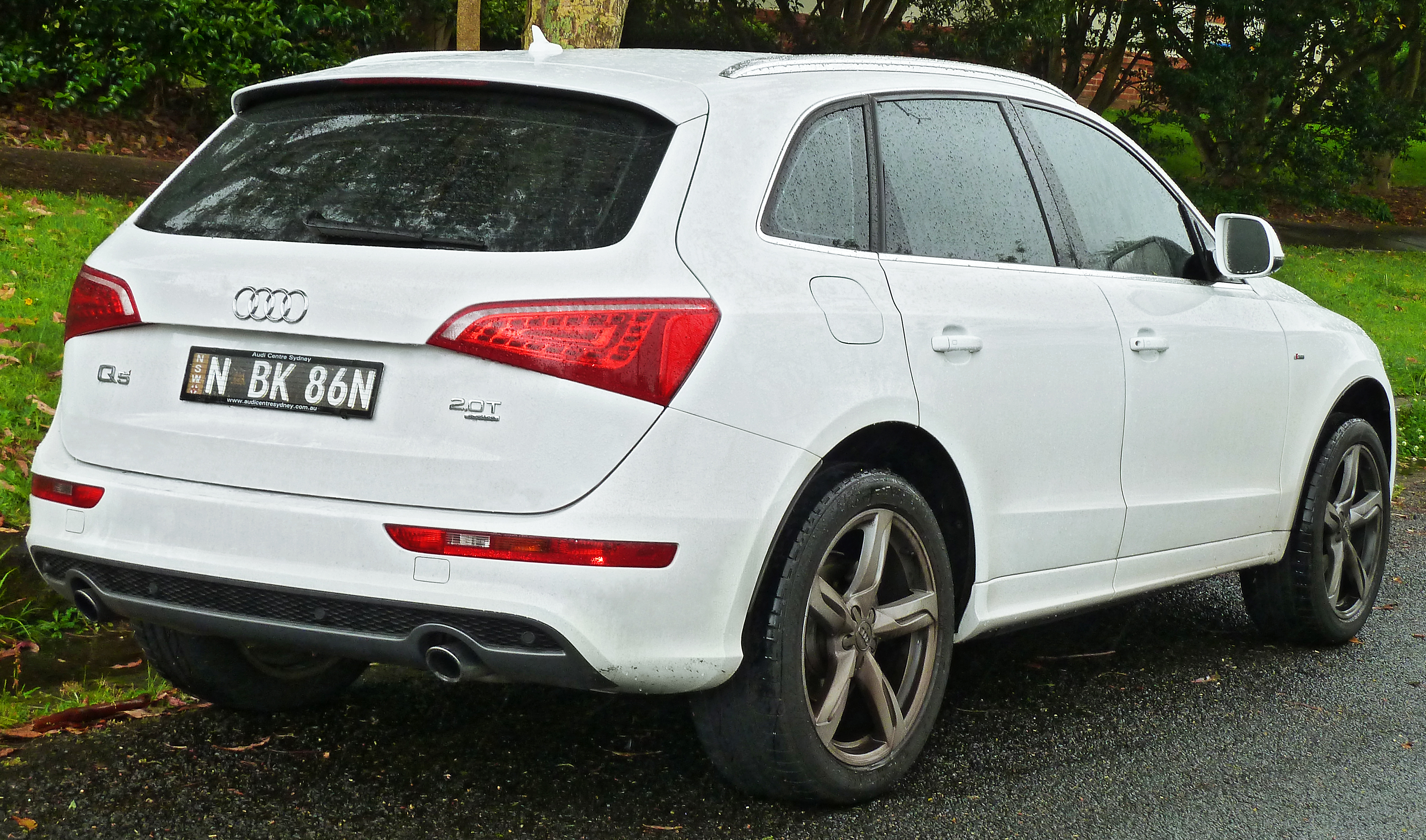 File:2009-2011 Audi Q5 (8R) 2.0 TFSI quattro wagon (2011-10-25) 02
