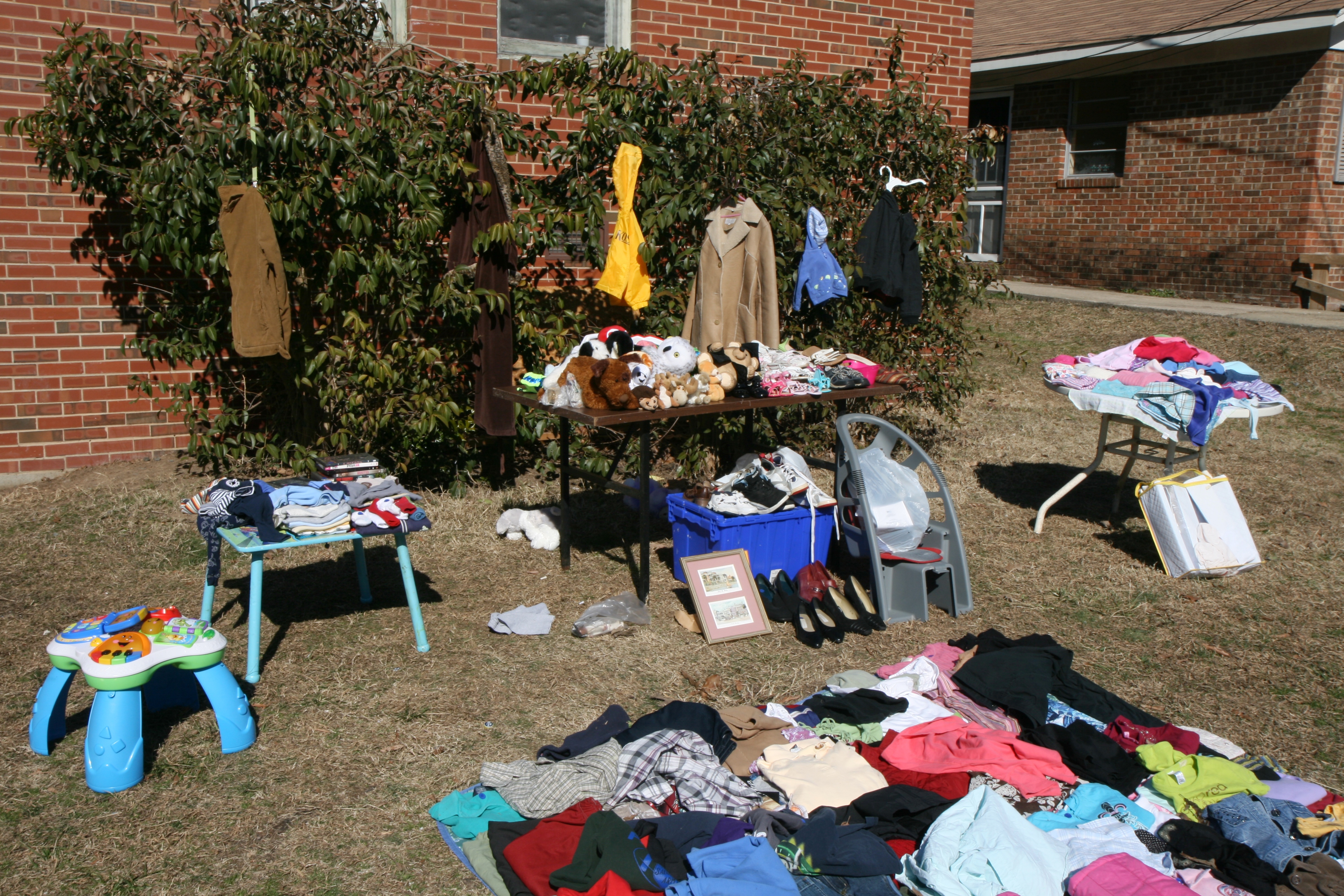 2011-02-12 Yard sale on Green St 3.jpg. 