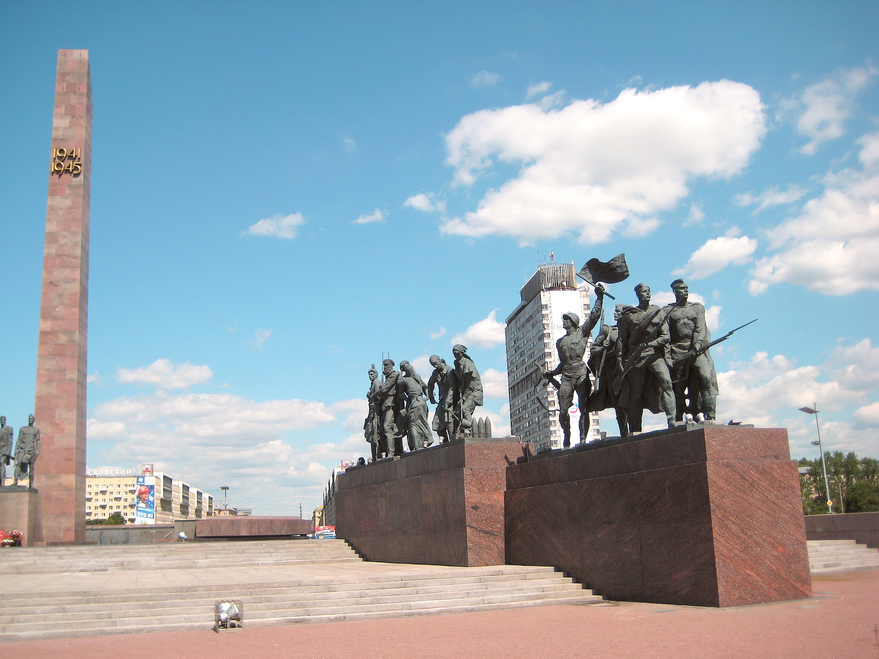 Стелла на площади Победы в Санкт-Петербурге