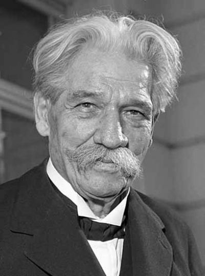 https://upload.wikimedia.org/wikipedia/commons/4/42/Albert_Schweitzer_1955.jpg