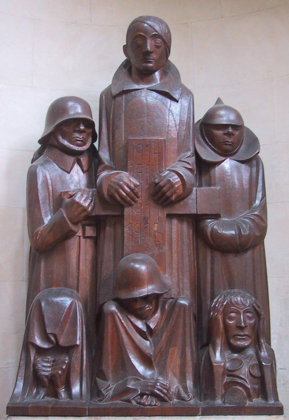 El Cenotafio de Magdeburgo (''Magdeburger Ehrenmal'') (1929), que creó gran controversia por la posición antibelicista de Barlach ([[Catedral de Magdeburgo