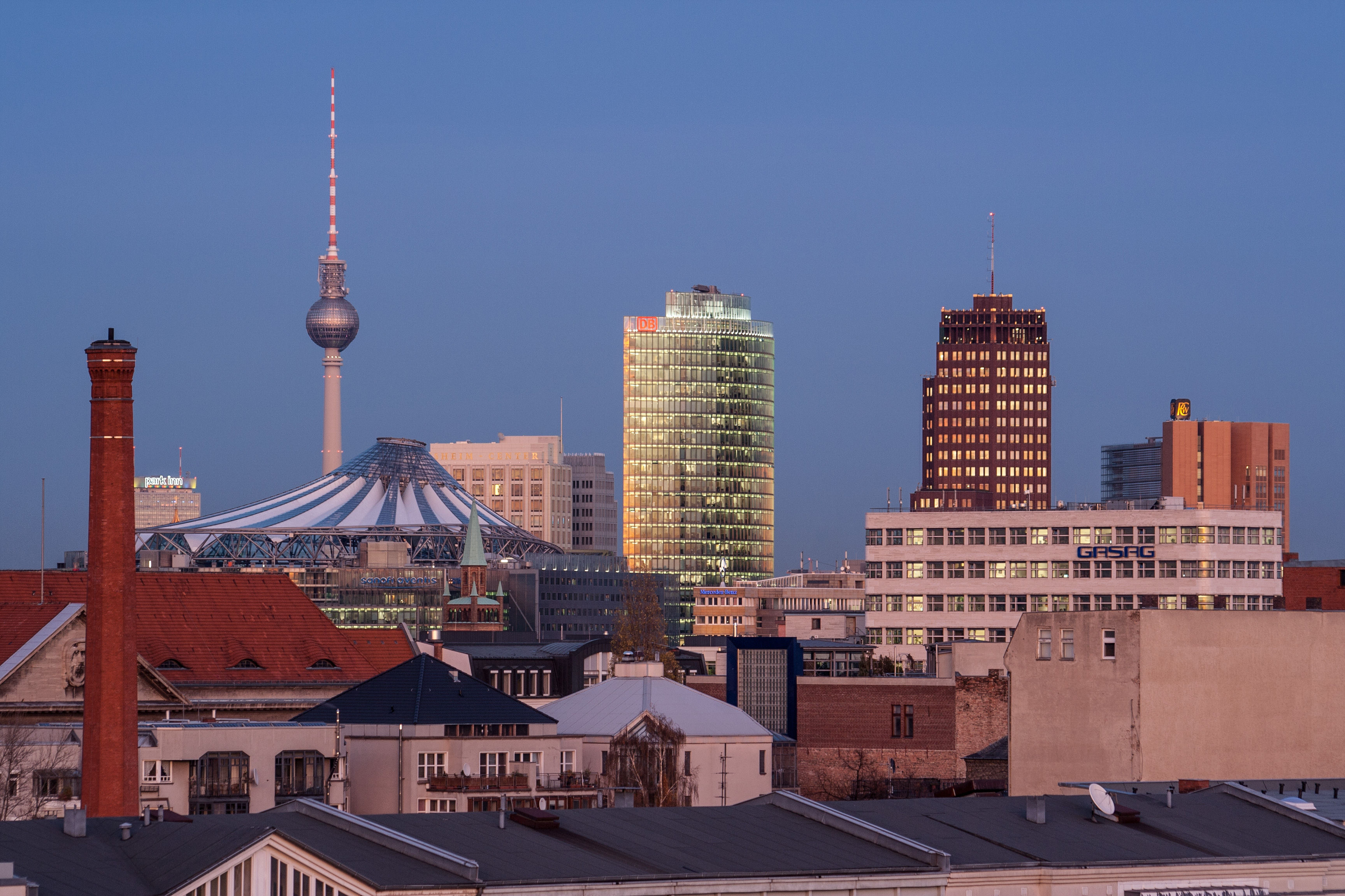 File:Berlin potsdamer platz.jpg - Wikimedia Commons