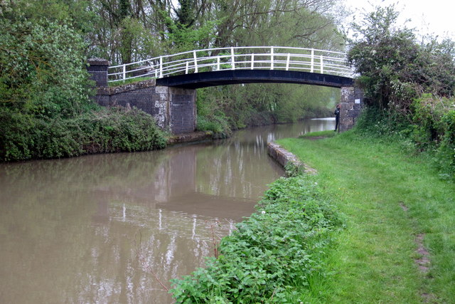 File:Bridge 62 over the Grand Union - geograph.org.uk - 2953363.jpg