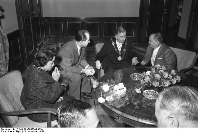 File:Bundesarchiv B 145 Bild-F007345-0014, Rathaus Bonn, Empfang für Politiker aus Thailand.jpg