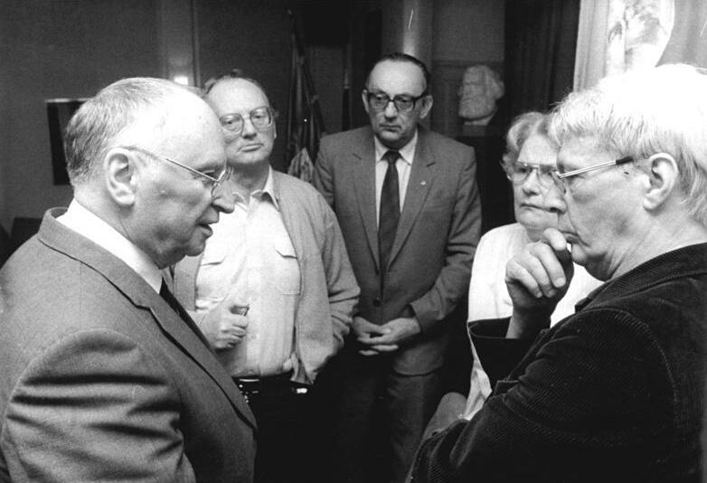  Kurt Hager (à gauche) en 1985 avec les écrivains de la RDA [[Hermann Kant