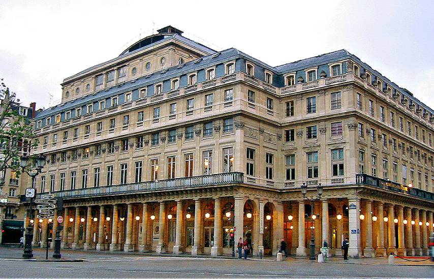 Principal theatre of the Comédie-Française, the [[Salle Richelieu]], seen from the intersection of the [[Rue de Richelieu]] with the [[Avenue de l'Opéra]]