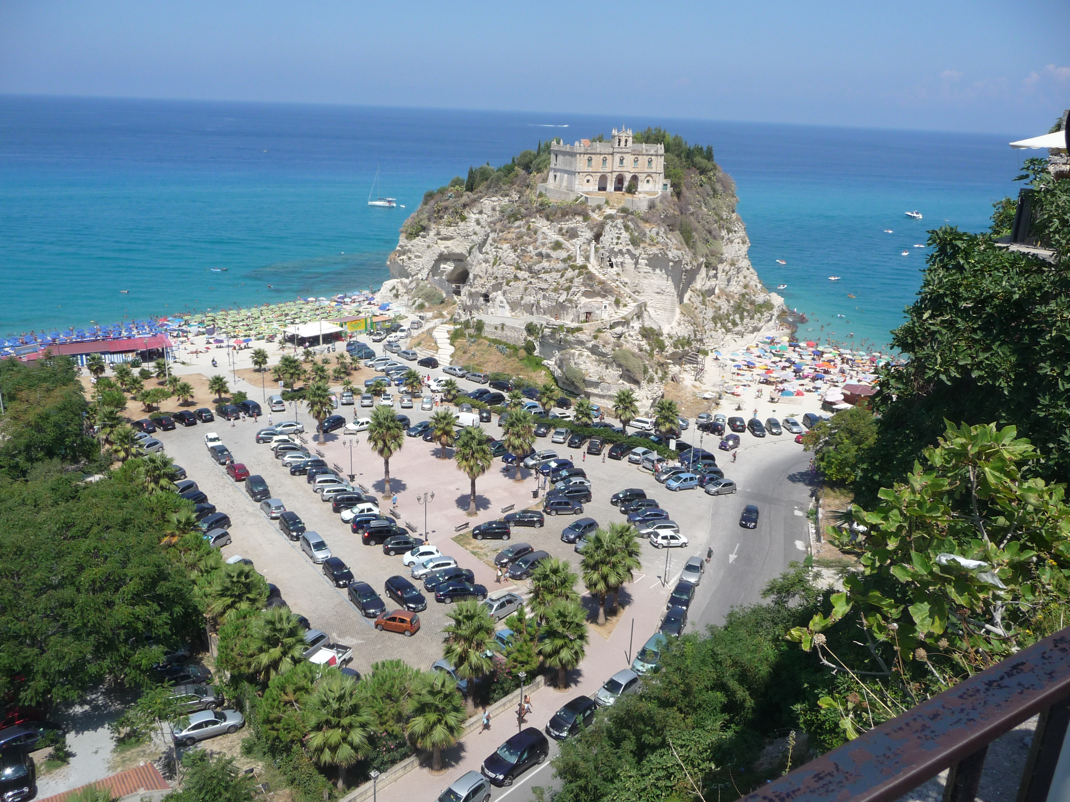 Chiesa di Tropea e parcheggio.JPG