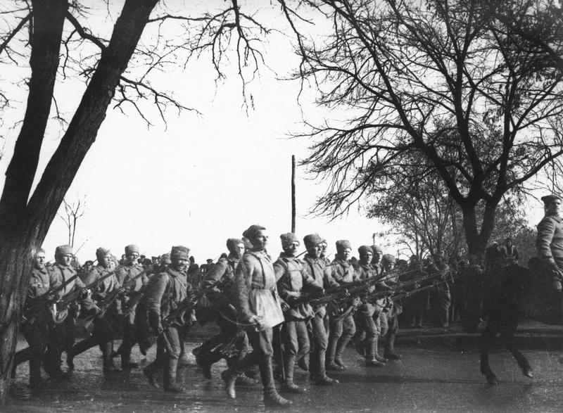 File:Défilé des troupes russes à Buzau - Buzau - Médiathèque de l'architecture et du patrimoine - AP62T099829.jpg