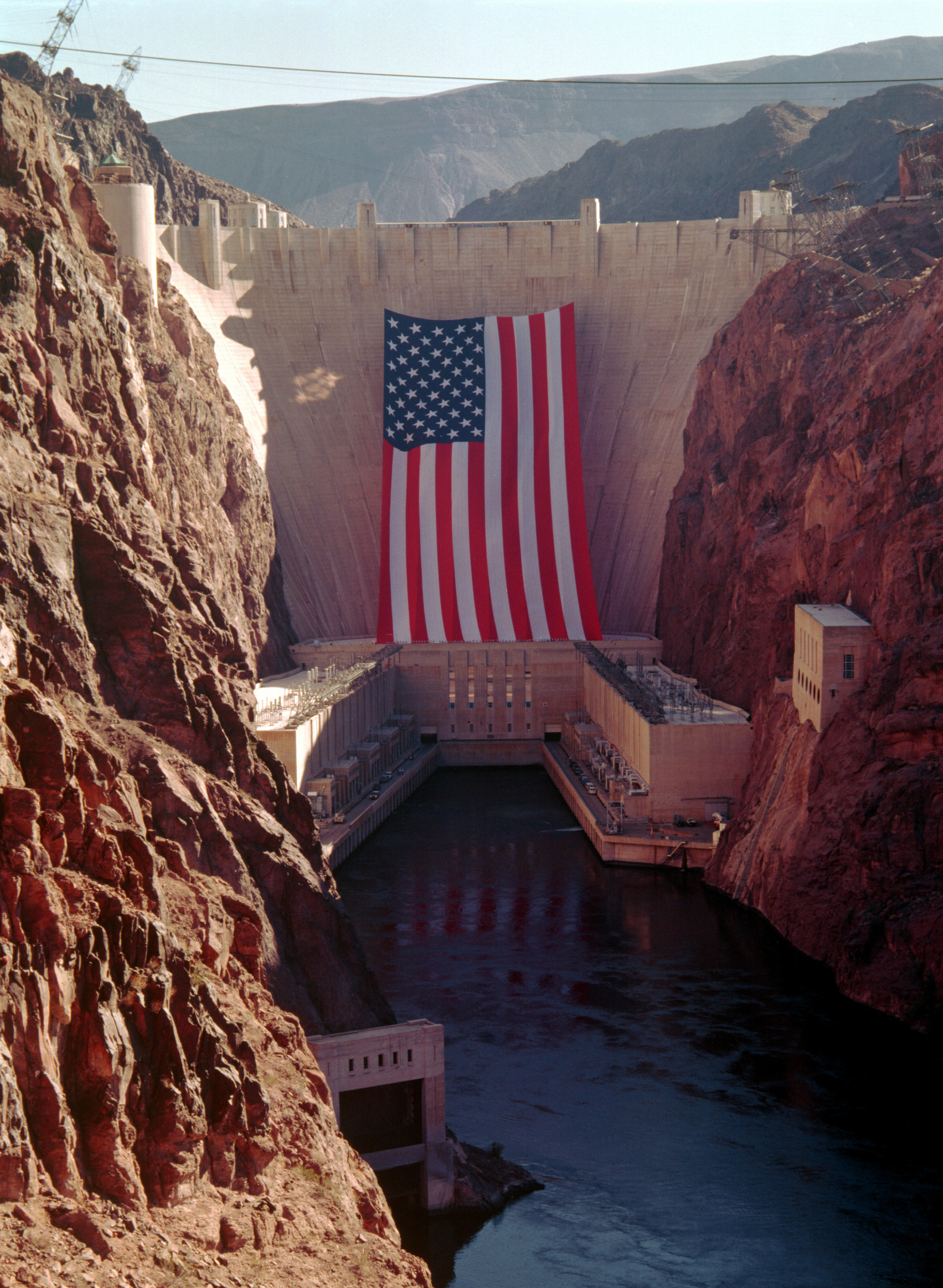 Hoover_dam_with_large_American_flag.jpg