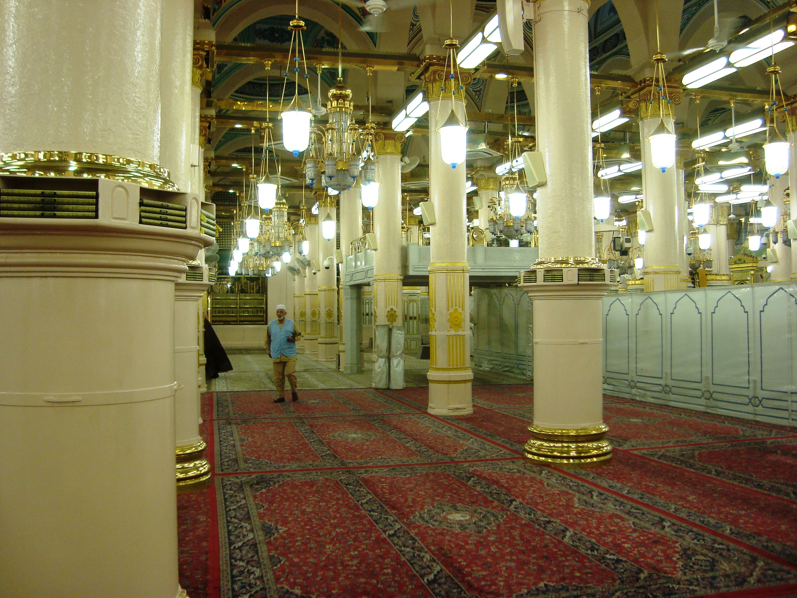 File Inside Masjid Nabawi Panoramio Jpg Wikimedia Commons