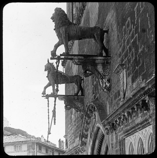 File:Italy-Perugia-City-Hall-detail.jpg