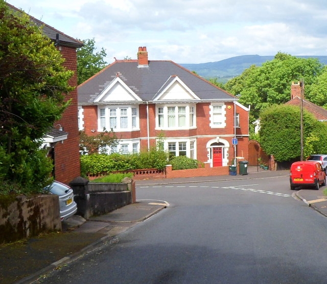 File:Junction of Clevedon Road and Eveswell Park Road, Newport - geograph.org.uk - 2985926.jpg