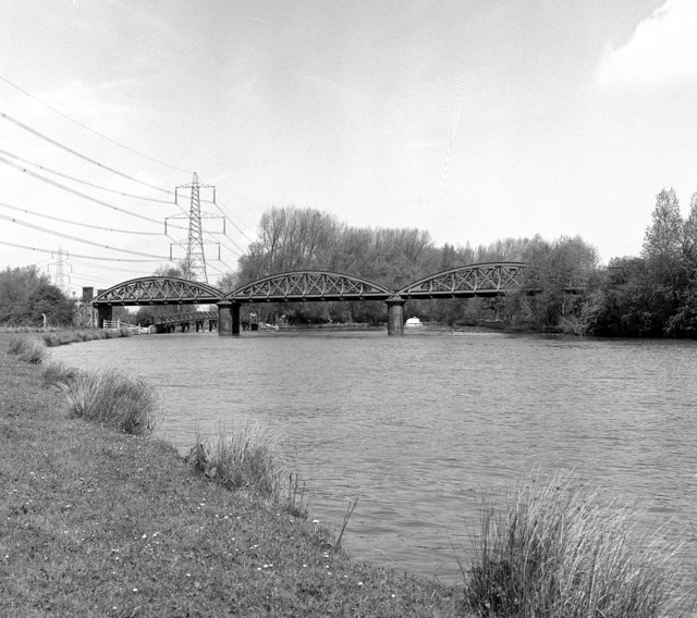 File:Kennington Railway Bridge, River Thames - geograph.org.uk - 524293.jpg