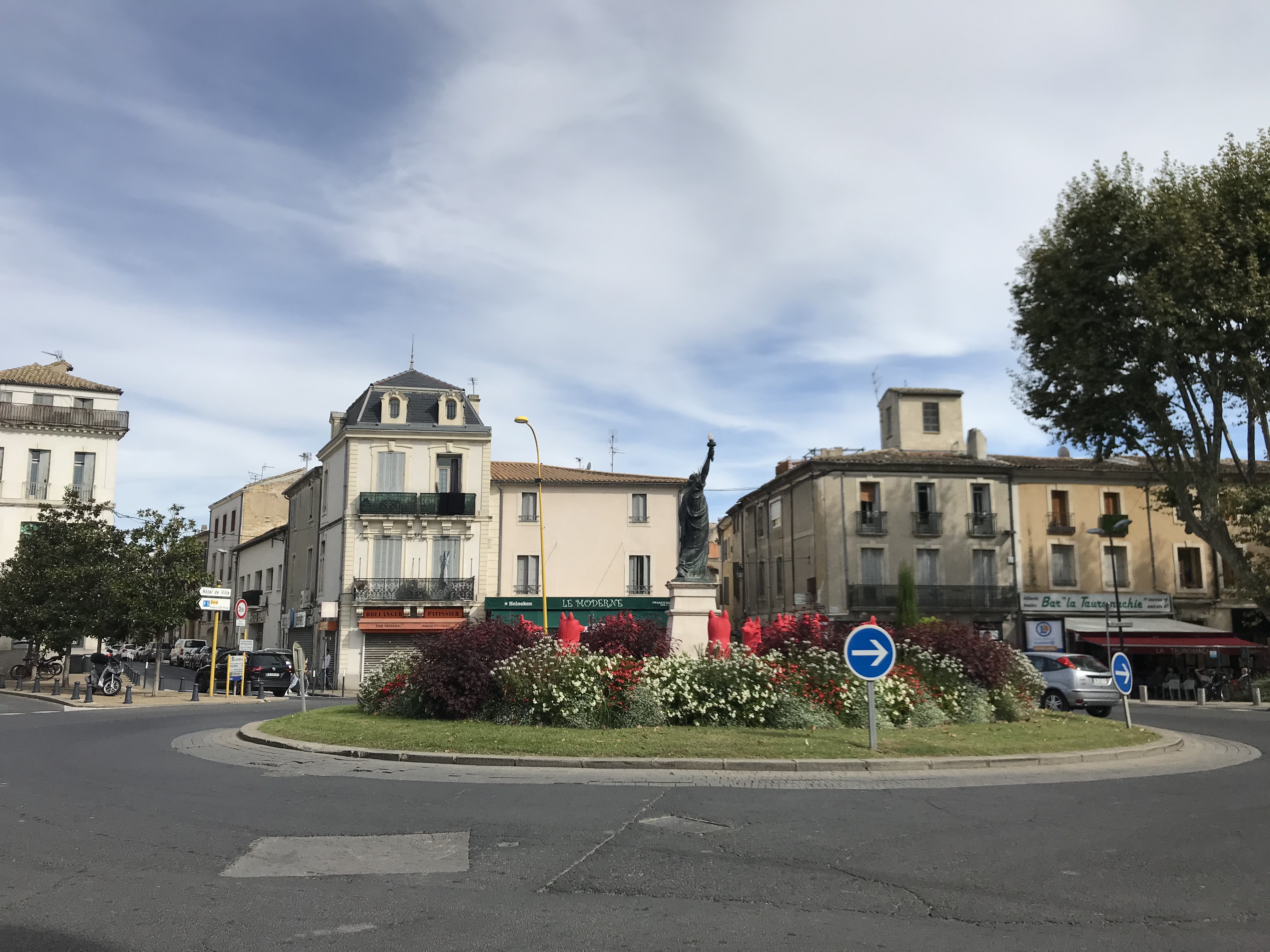 File:Caussade. La Place de la Gare.jpg - Wikimedia Commons