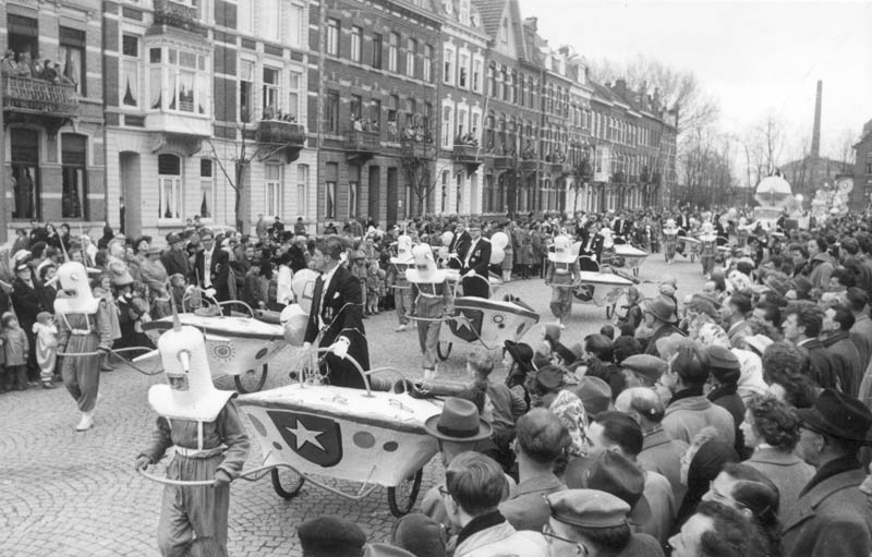 File:Maastricht, Wilhelminasingel, carnavalsoptocht 1958 (1).jpg