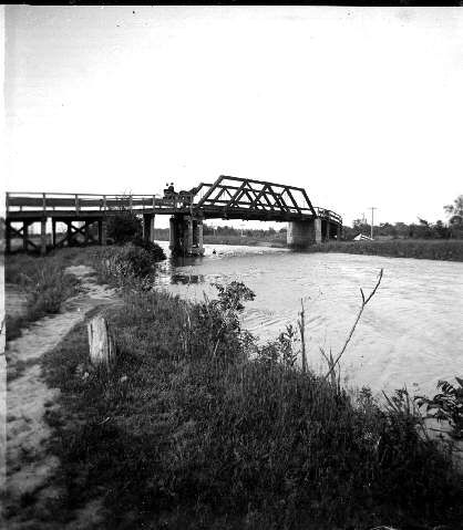 File:Miami and Erie Canal Bridge, Ohio (approximately 1900) - DPLA - 7debe96757c496b9a14937e93d817a7c.jpg