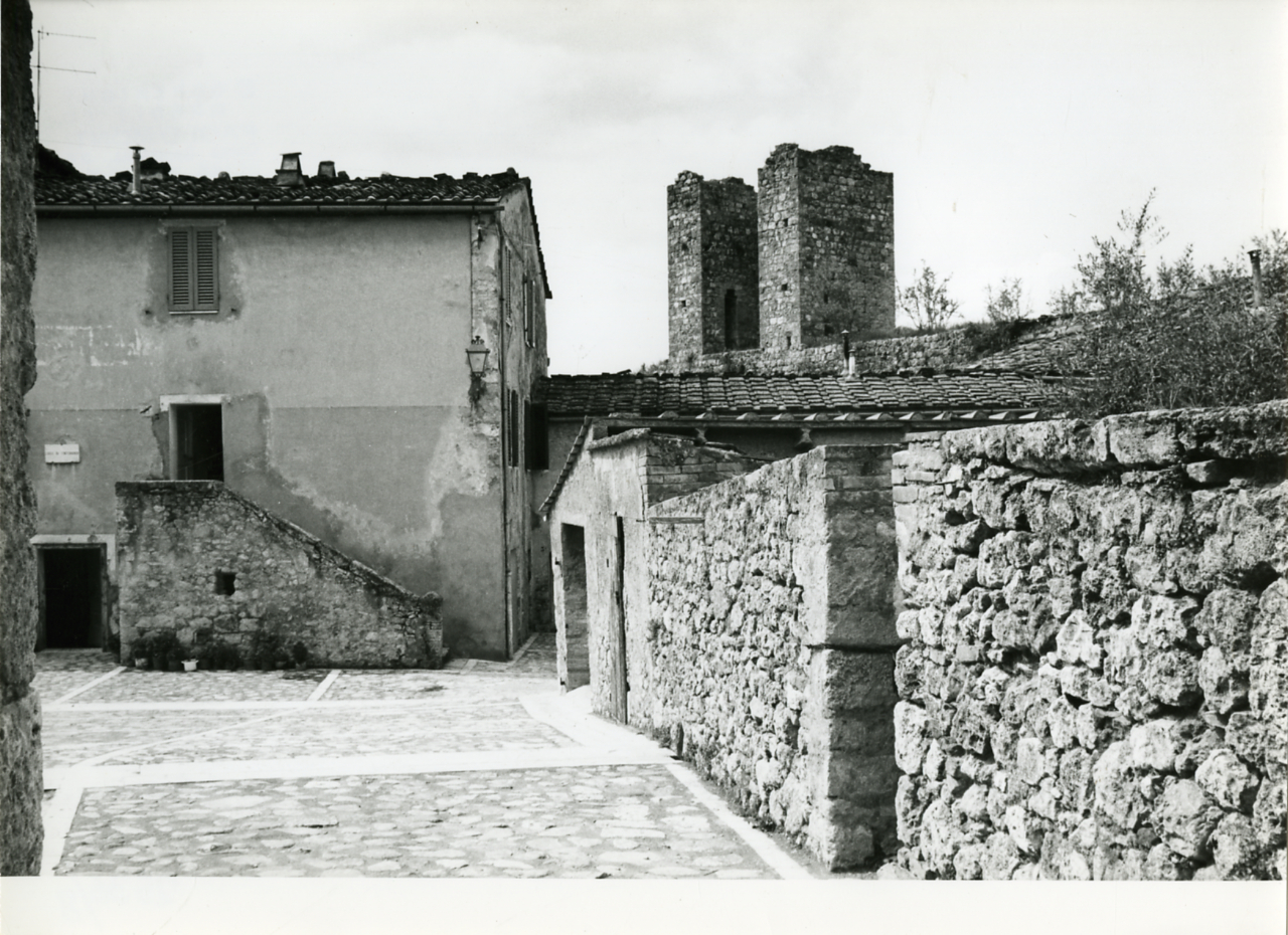 Monteriggioni. Centro storico, case in pietra. Servizio fotografico : Monteriggioni, 1980 / Paolo Monti