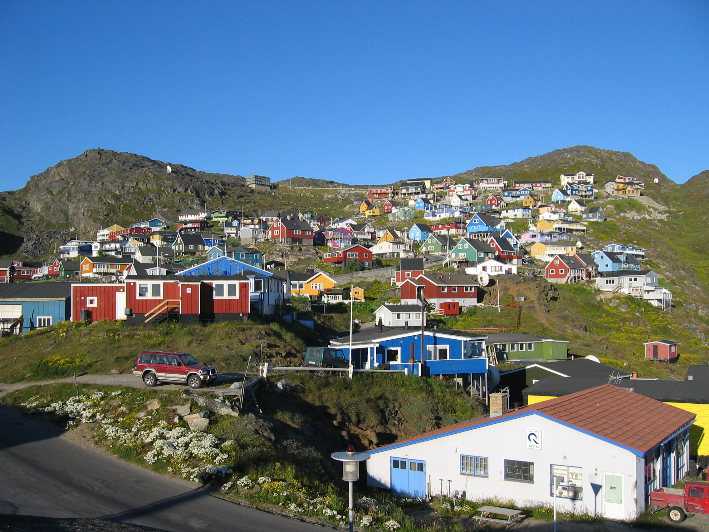 https://upload.wikimedia.org/wikipedia/commons/4/42/Qaqortoq2008.JPG