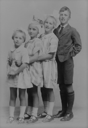 Dahl at age 10 with his sisters Alfhild, Else and Asta. Cardiff, 1927.