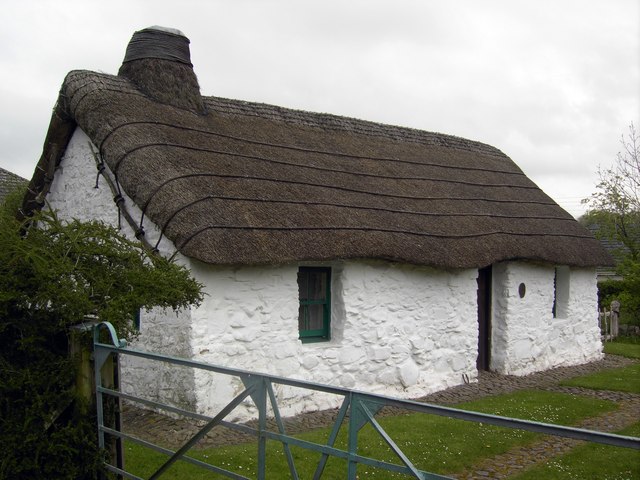 File:The Cruck Cottage - geograph.org.uk - 1277133.jpg