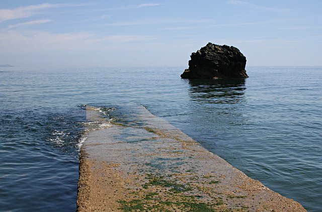 File:The end of Millendreath Jetty - geograph.org.uk - 203841.jpg