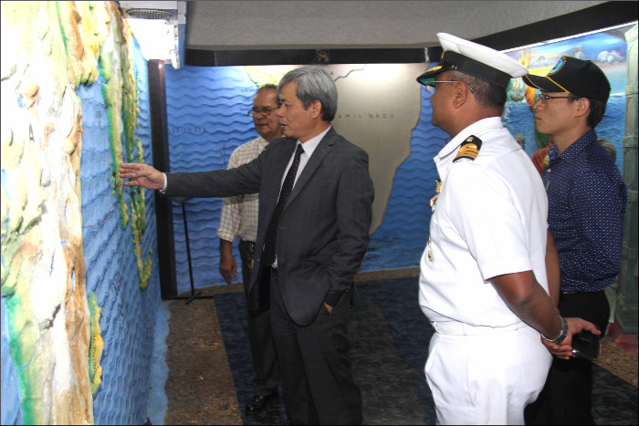 File:Vietnam Ambassador Ton Sinh Thanh visits the Indian Naval Maritime Museum.jpg