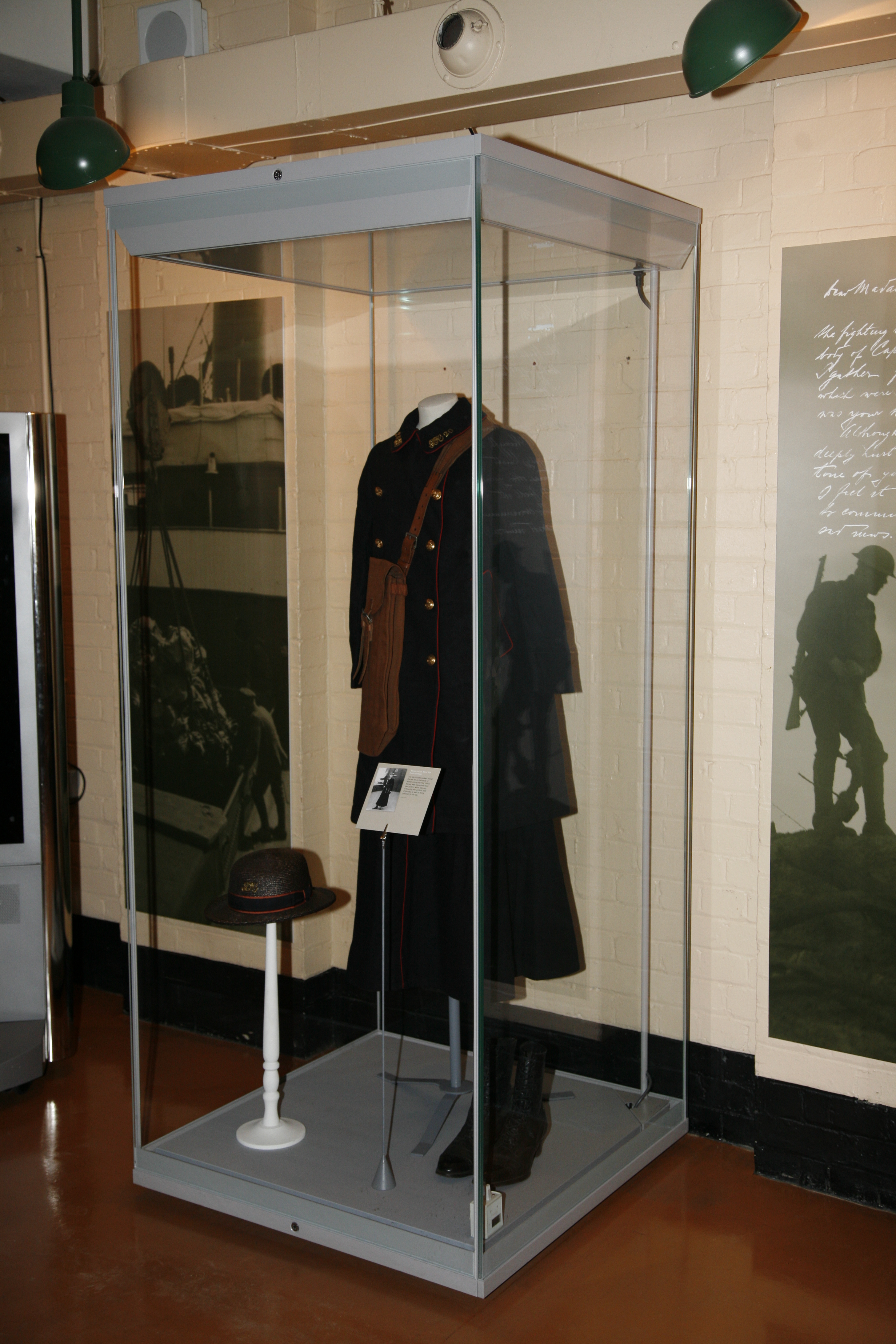 https://upload.wikimedia.org/wikipedia/commons/4/42/Womens_First_World_War_postal_uniform.jpg