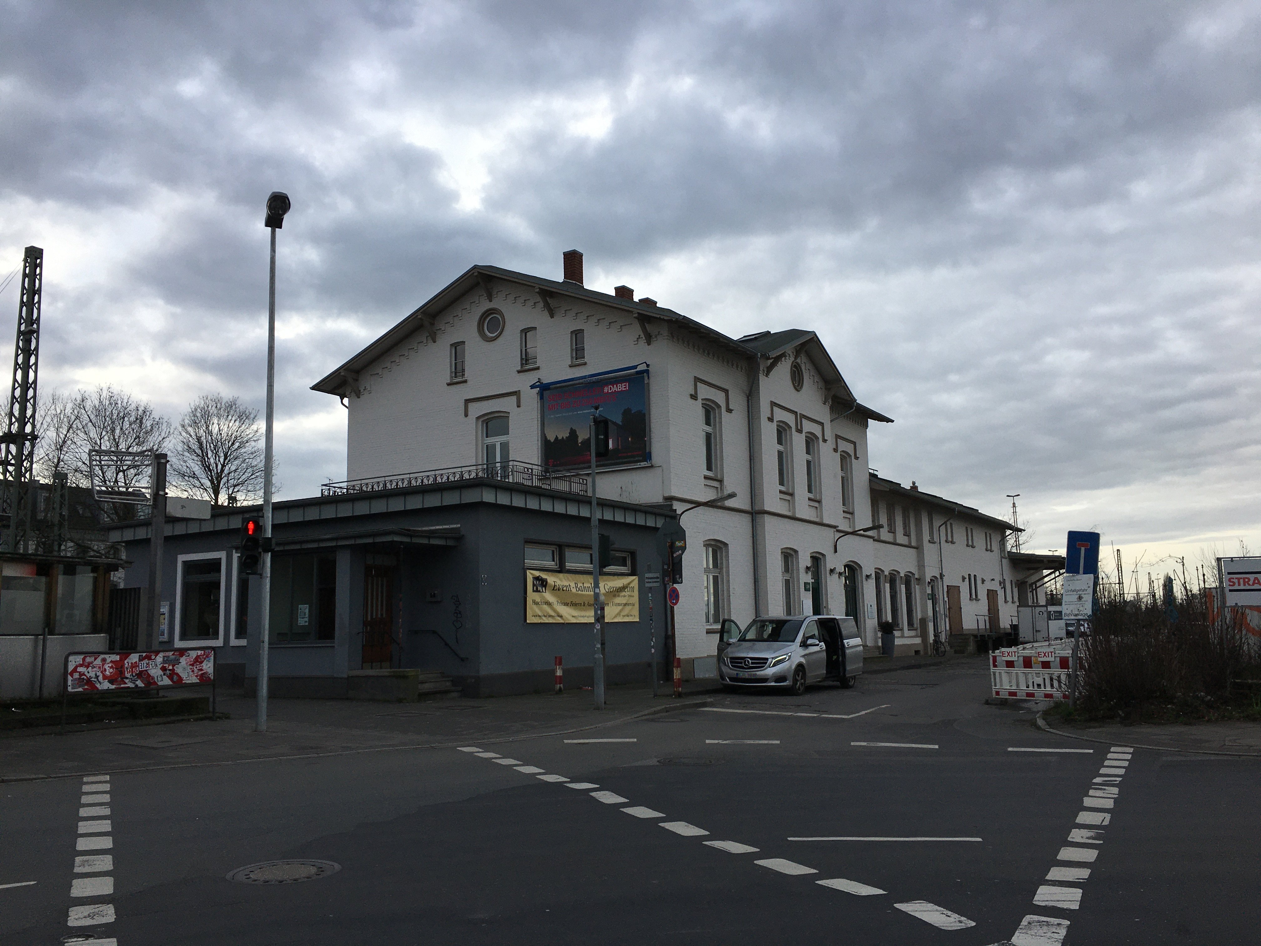 2020-03-12-Düsseldorf-Gerresheim-Bahnhof-Vorderseite-A1585.jpg.