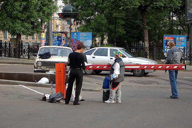 File:A gate and two cars in Moscow.jpg