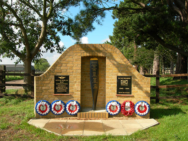 File:Airfield memorial - geograph.org.uk - 245768.jpg