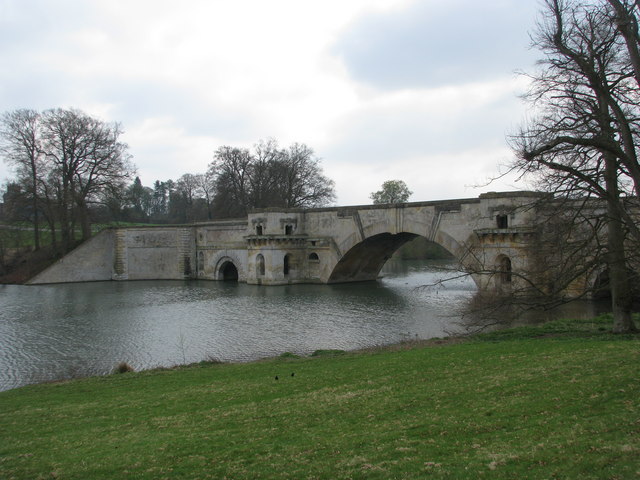 File:Bridge over the lake at Blenheim - geograph.org.uk - 1803800.jpg