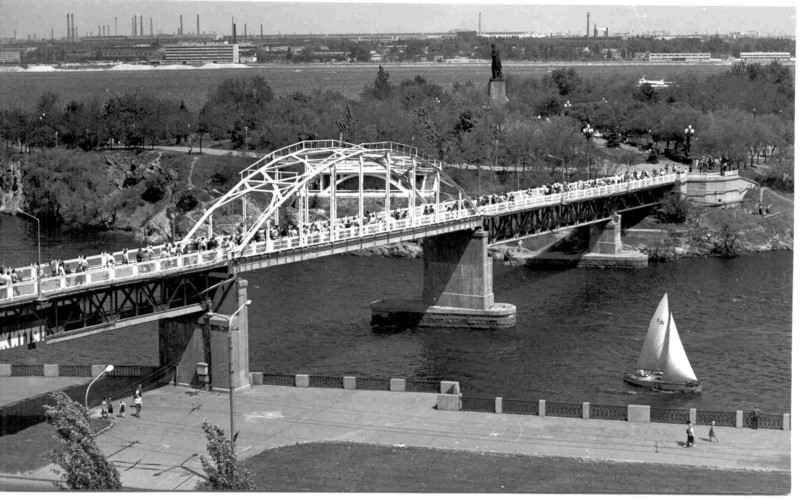 File:Bridge to Monastyr-Ostrov in Dnepropetrovsk in 1980 FROM GOROD.DP.UA.jpg