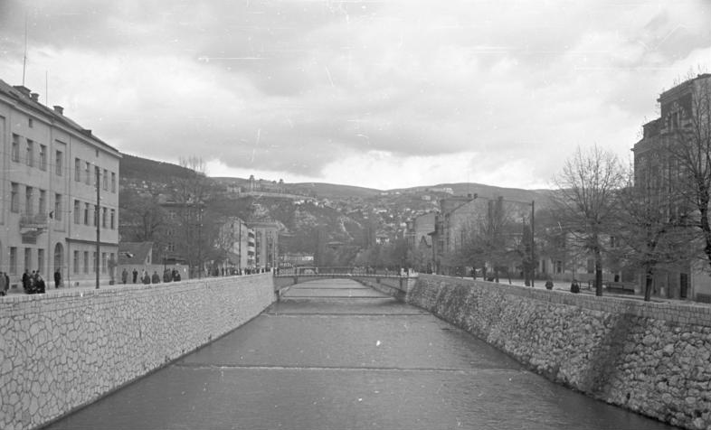 File:Bundesarchiv B 145 Bild-F016229-0026, Sarajewo am Miljacka-Fluss.jpg