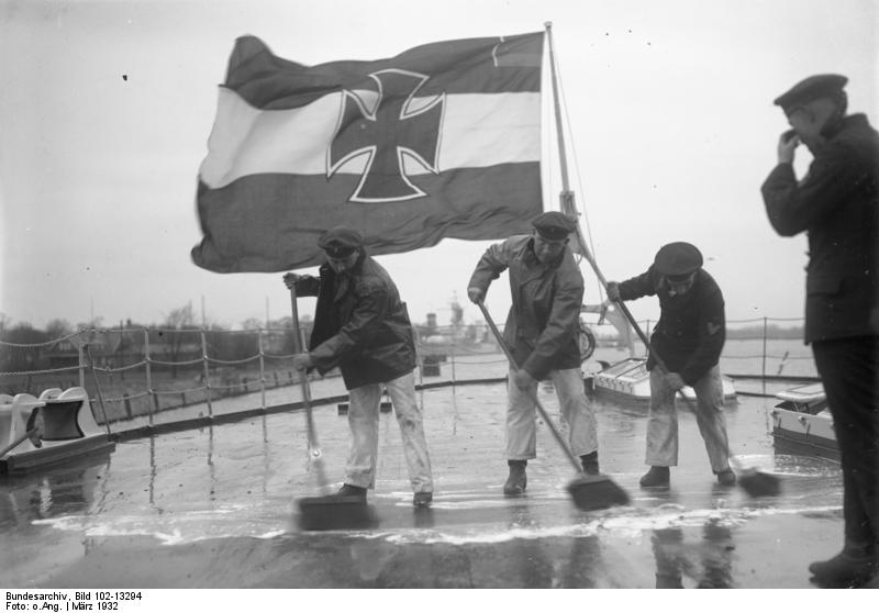 Le jeu du nombre en image... (QUE DES CHIFFRES) - Page 31 Bundesarchiv_Bild_102-13294,_Linienschiff_%22Schleswig-Holstein%22