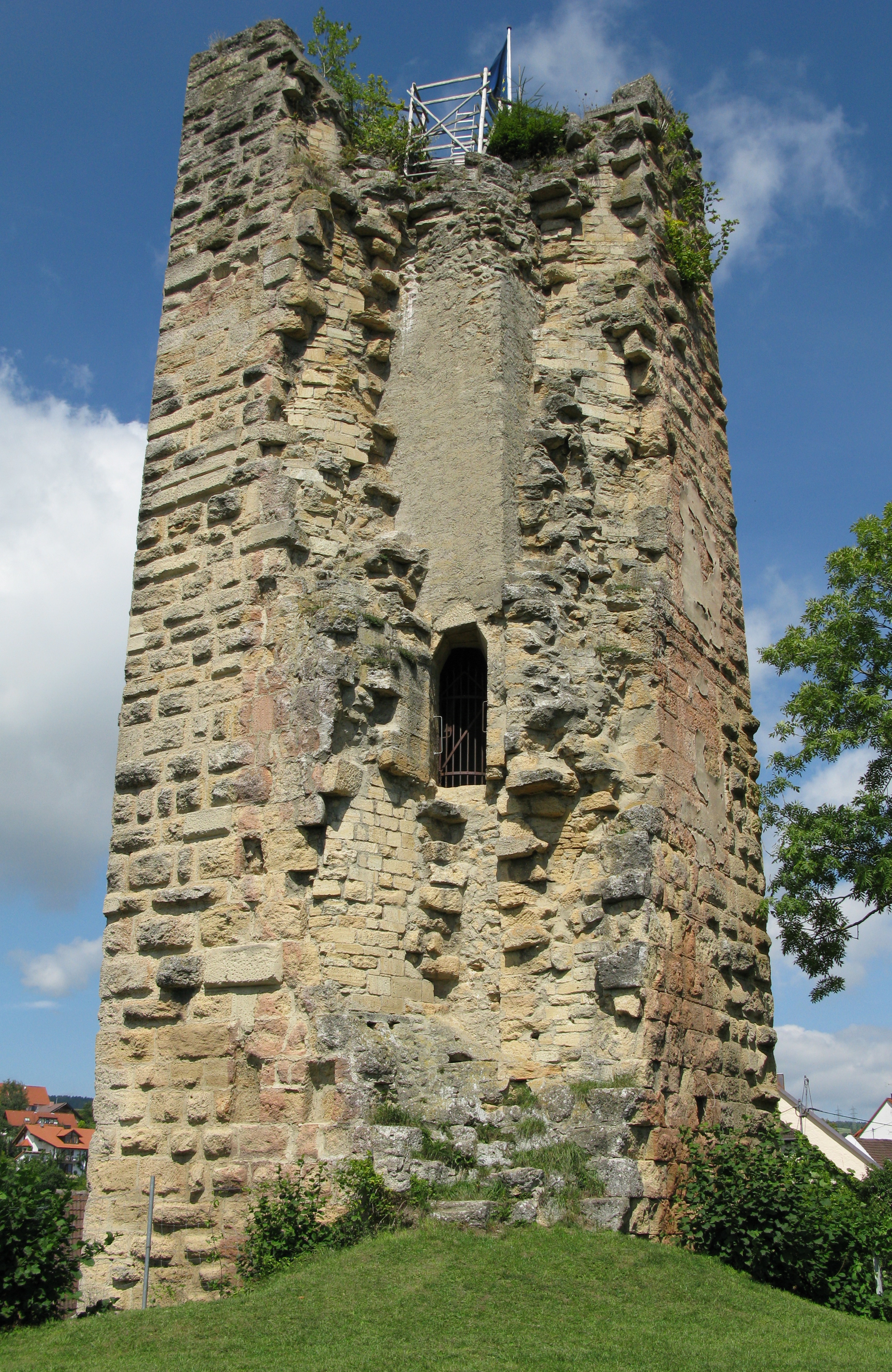 Turmruine des Bergfrieds von Süden mit dem in 3 m Höhe liegenden ehemaligen Eingang.