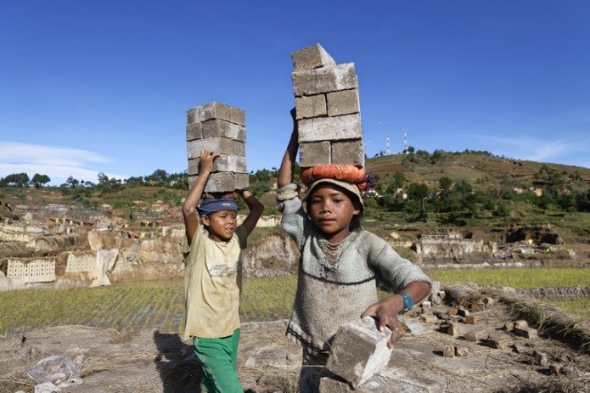 File:Child labour in Madagascar.jpg