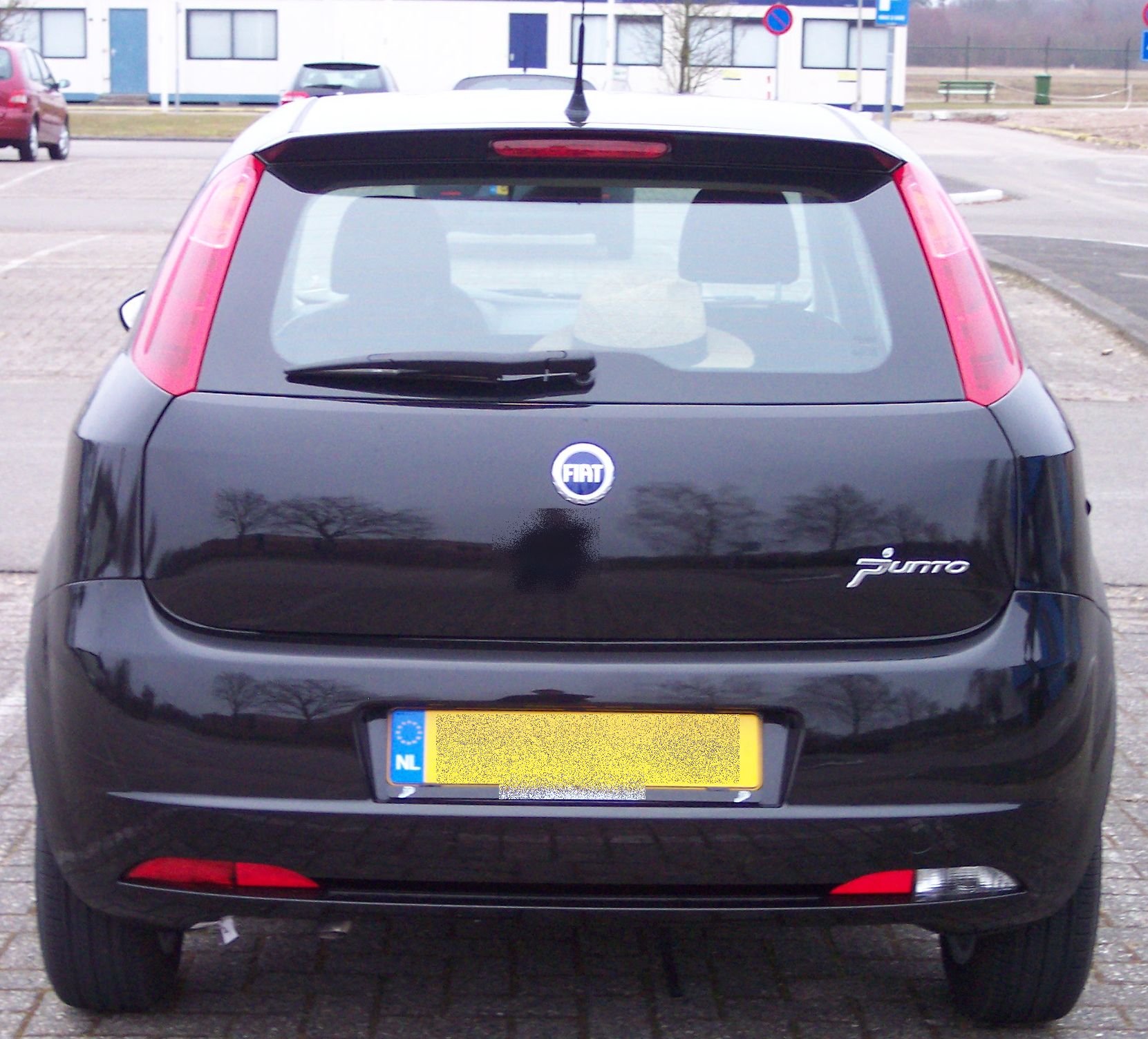 File:Fiat Punto 2006 h black.jpg - Wikimedia Commons