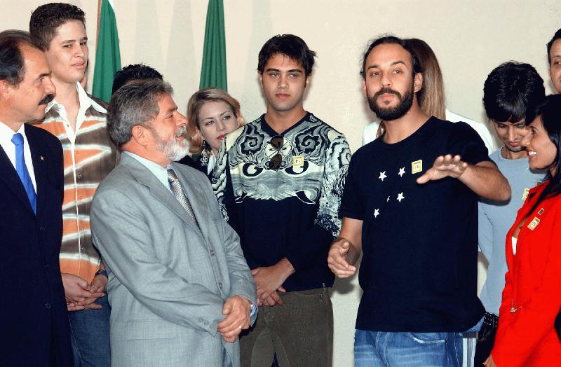 File:Gabriel o Pensador e Lula.jpg