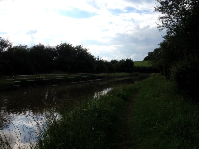 File:Grand Union Canal Towpath - geograph.org.uk - 4997366.jpg