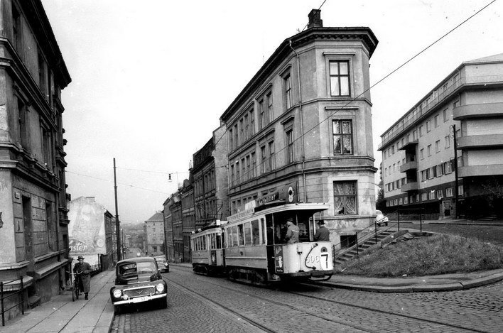 File:HaWa tram 606 in Hagegata.jpg