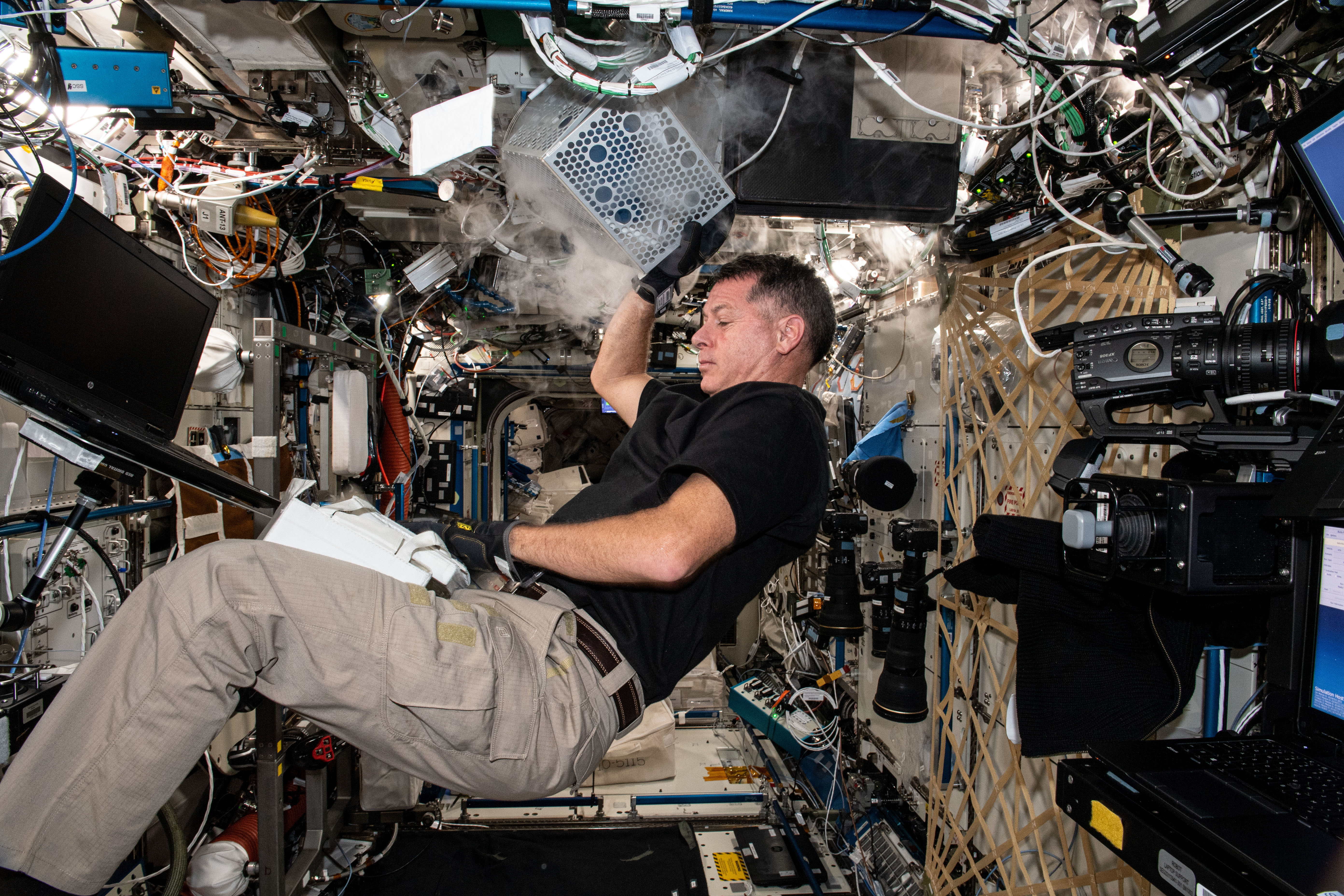 Одежда на МКС. General Laboratory Active Cryogenic ISS Experiment Refrigerator.