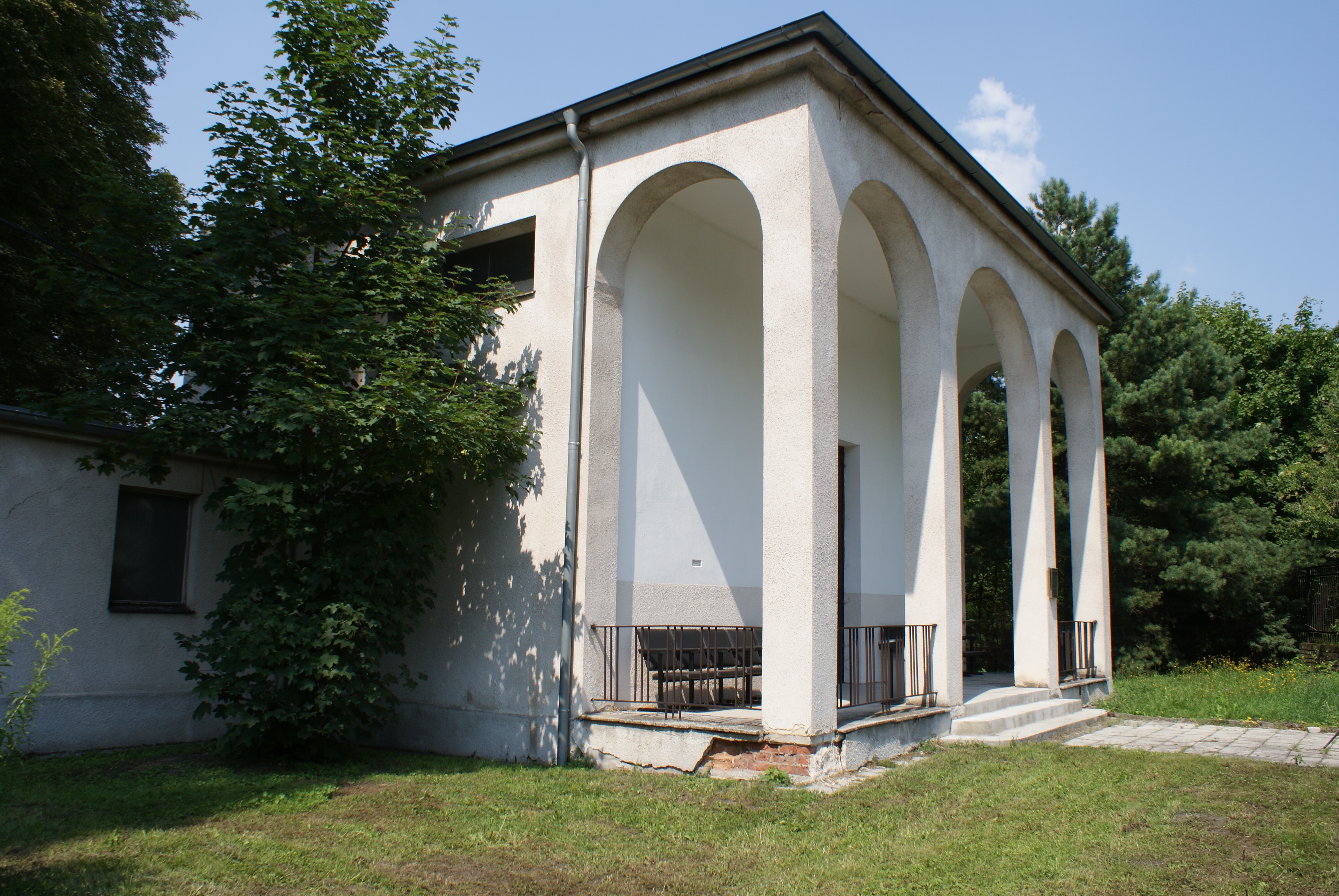 https://upload.wikimedia.org/wikipedia/commons/4/43/Jewish_cemetery_in_Kladno_03.JPG