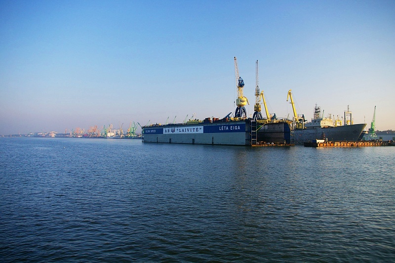 File:Klaipeda Port 20060913 01.jpg