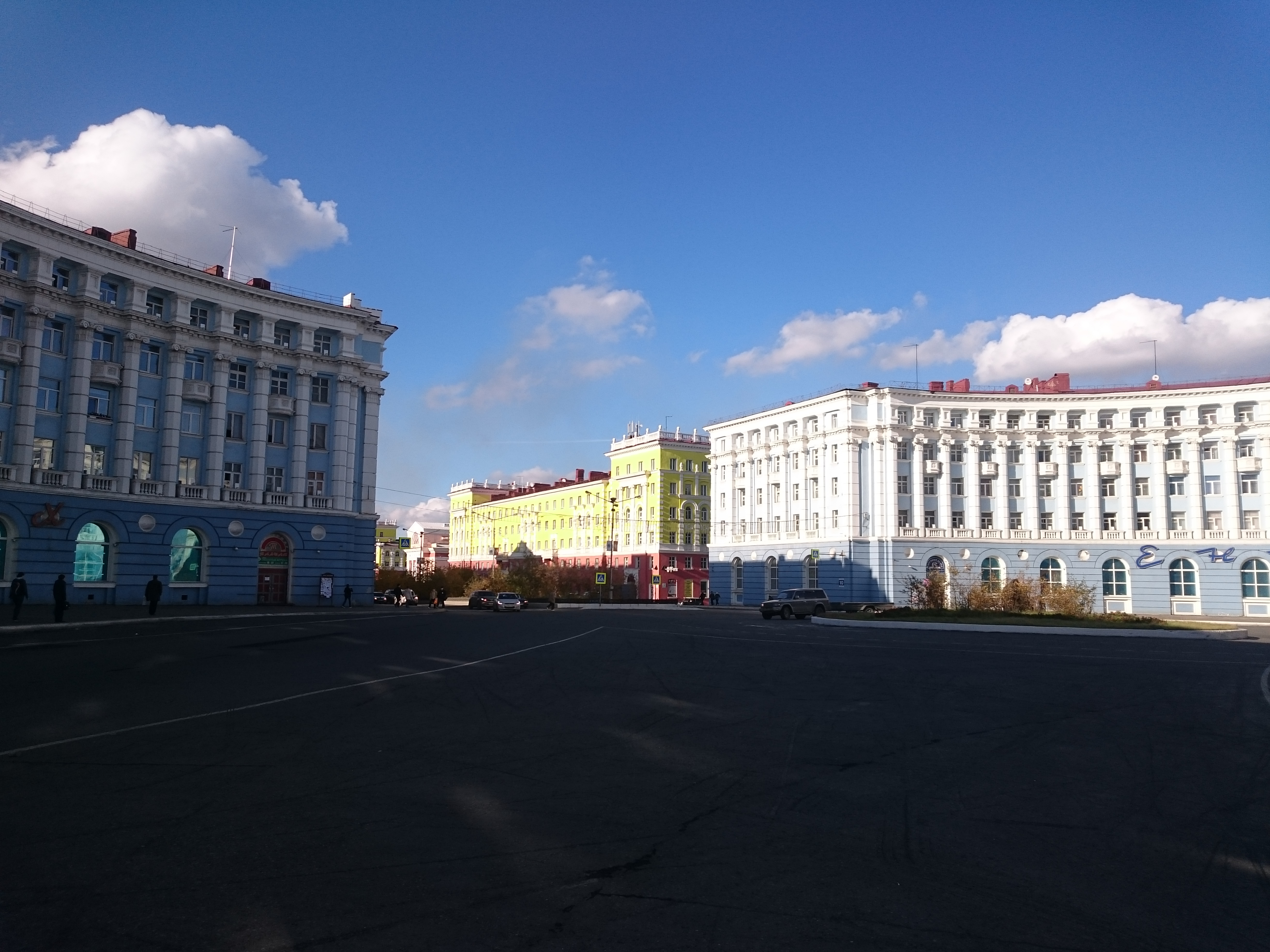 File Leninsky Prospekt Gvardeyskaya Square In Norilsk Jpg Wikimedia Commons